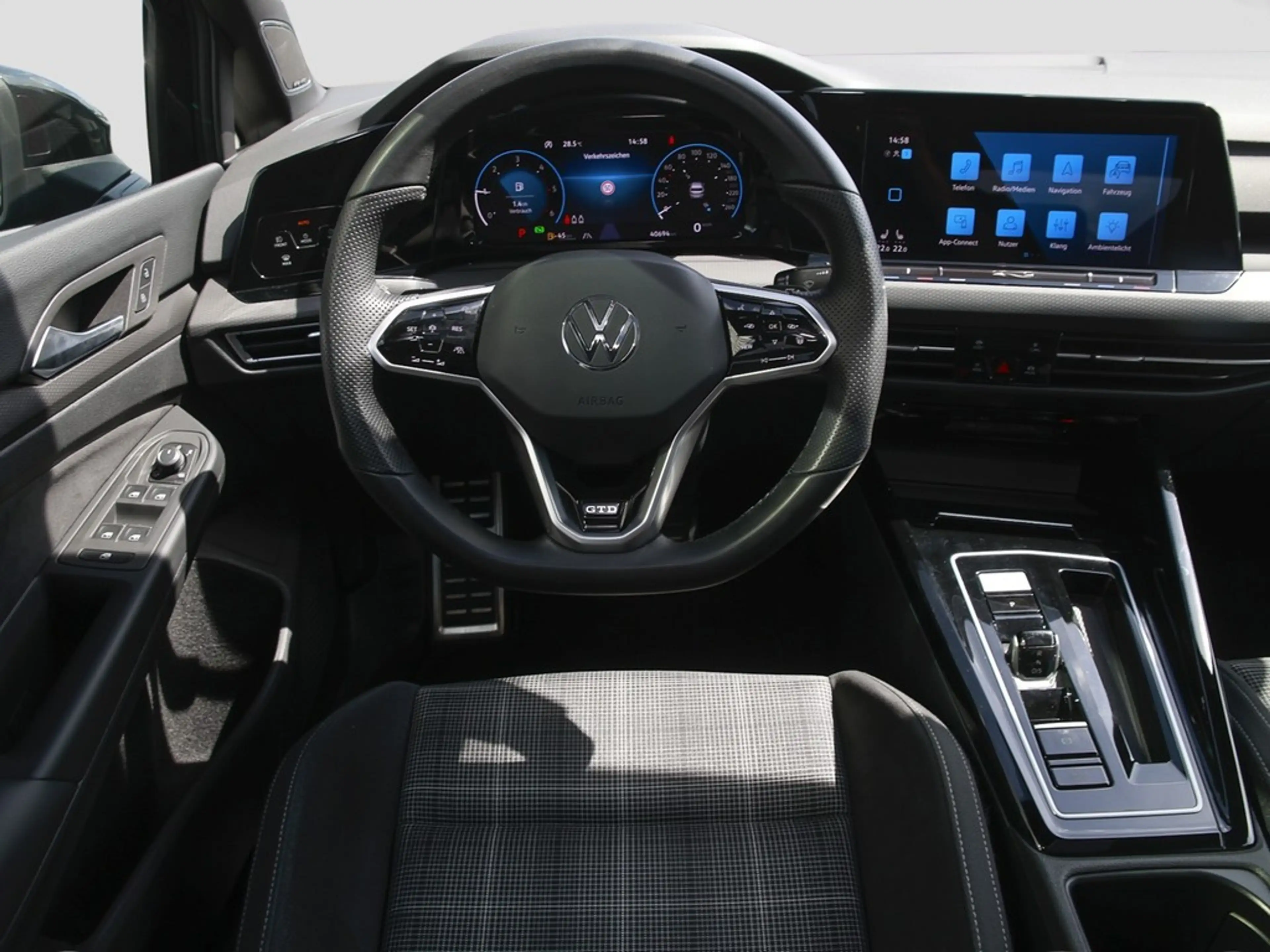 Volkswagen Golf GTD 2.0 TDI DSG Navi/Pano/Matrix — photo 11