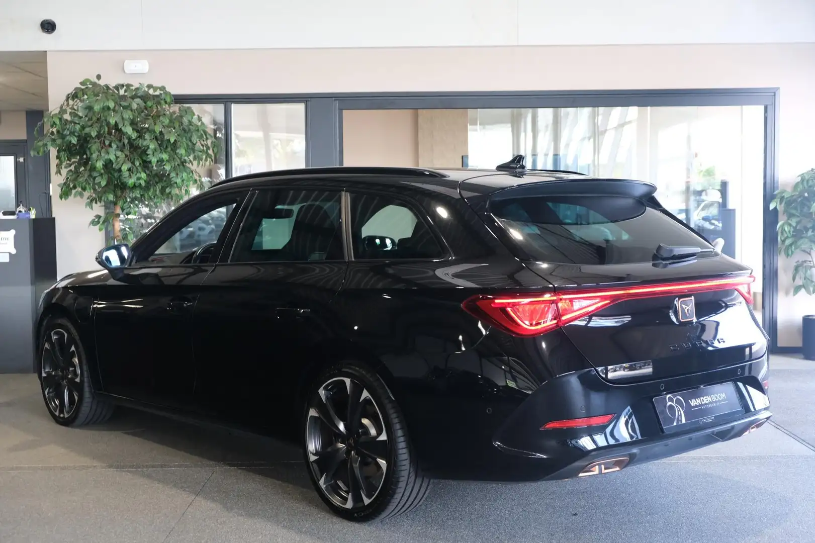 CUPRA Leon Sportstourer 1.4 e-Hybrid VZ 245PK SportStuur Navi Zwart - 2