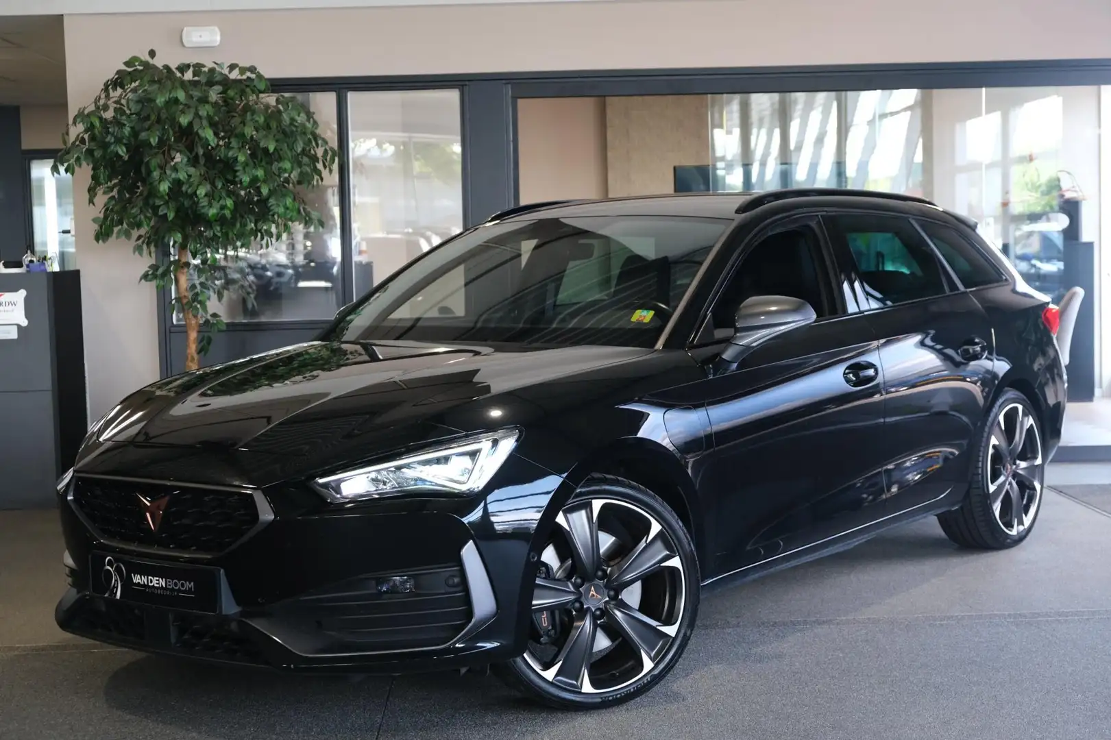 CUPRA Leon Sportstourer 1.4 e-Hybrid VZ 245PK SportStuur Navi Zwart - 1