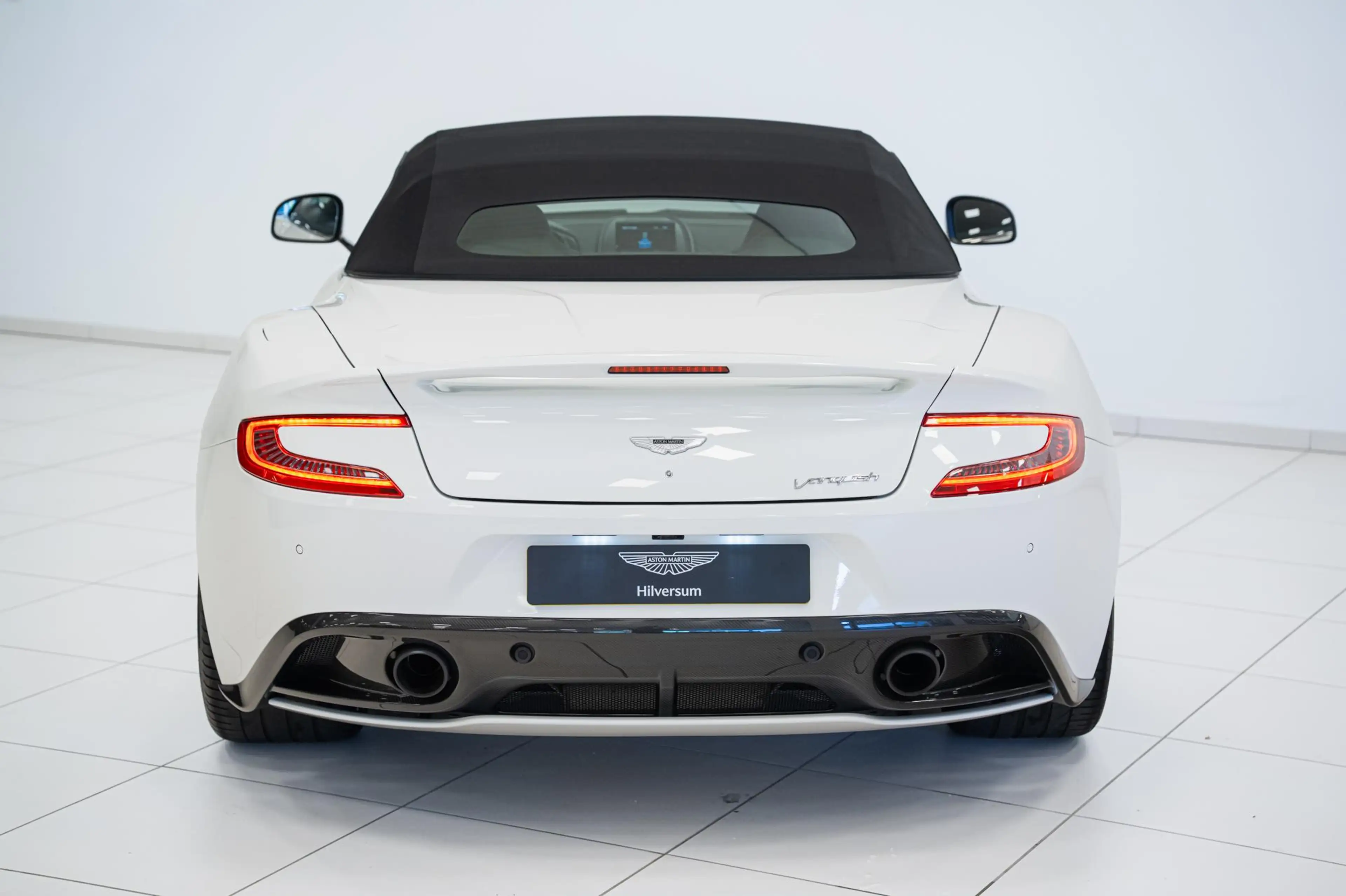 Aston Martin Vanquish Volante | 6.0 V12 Touchtronic 2+2 | B&O Audio | In — photo 9