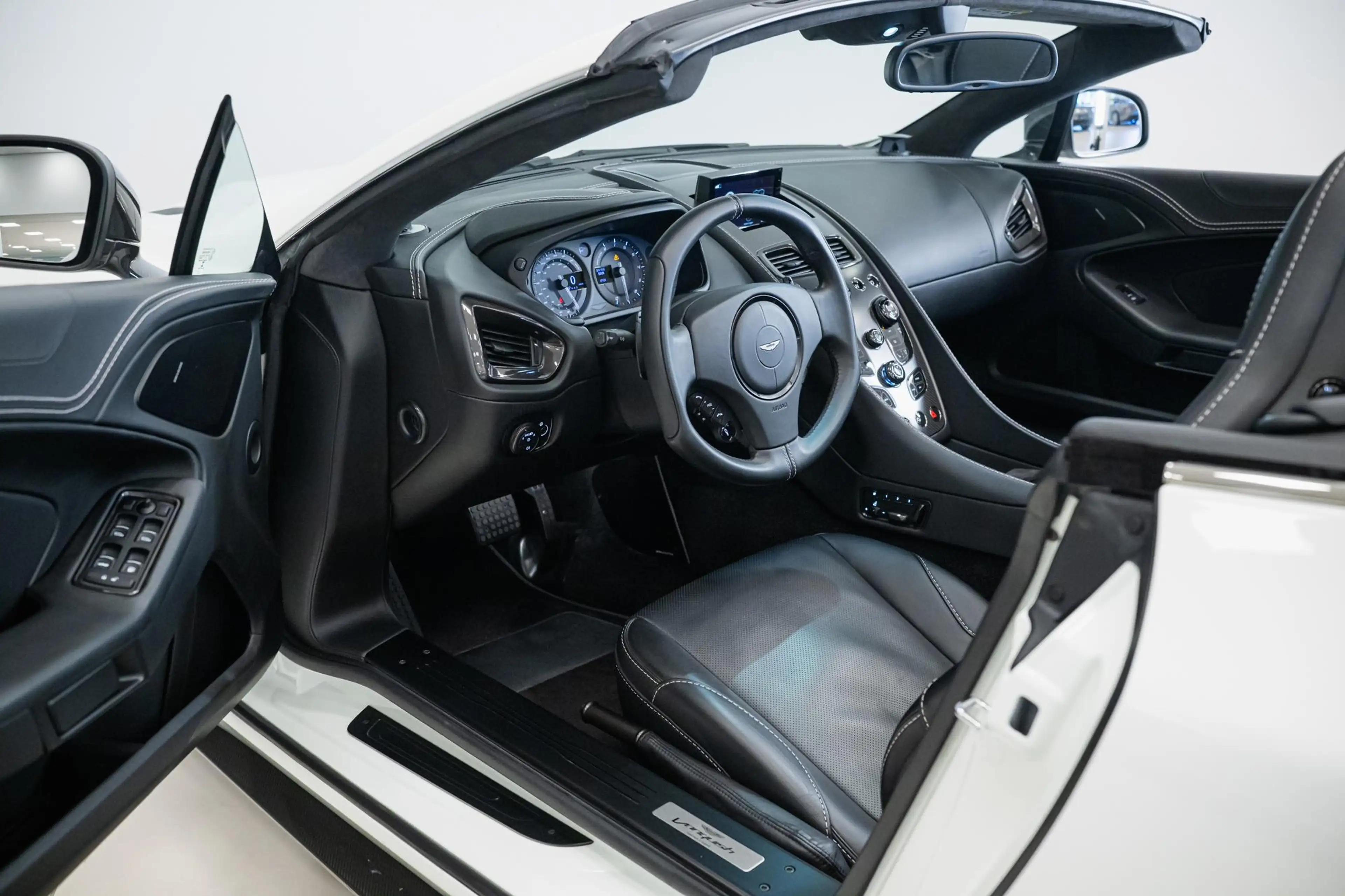 Aston Martin Vanquish Volante | 6.0 V12 Touchtronic 2+2 | B&O Audio | In — photo 14