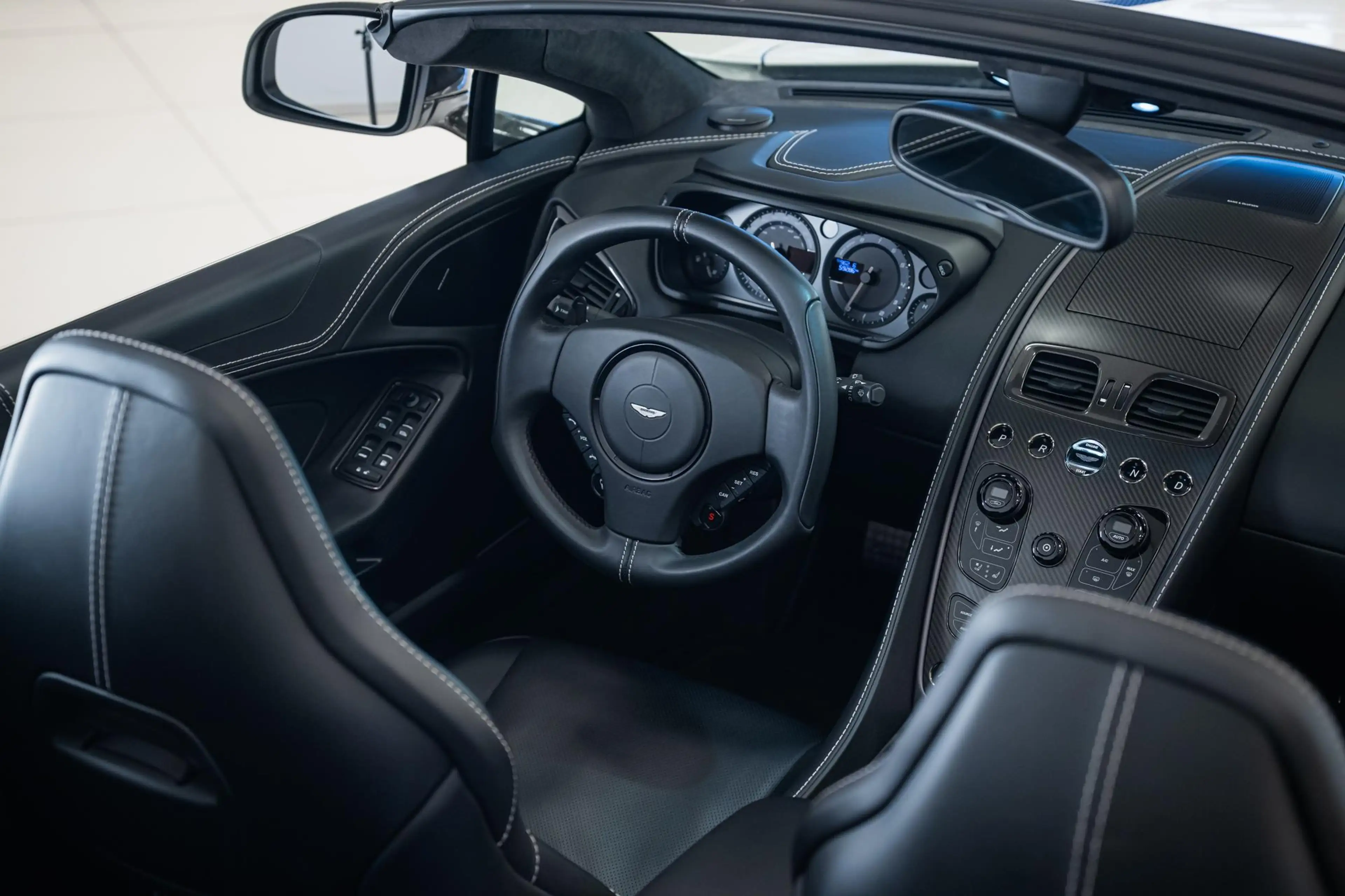 Aston Martin Vanquish Volante | 6.0 V12 Touchtronic 2+2 | B&O Audio | In — photo 6