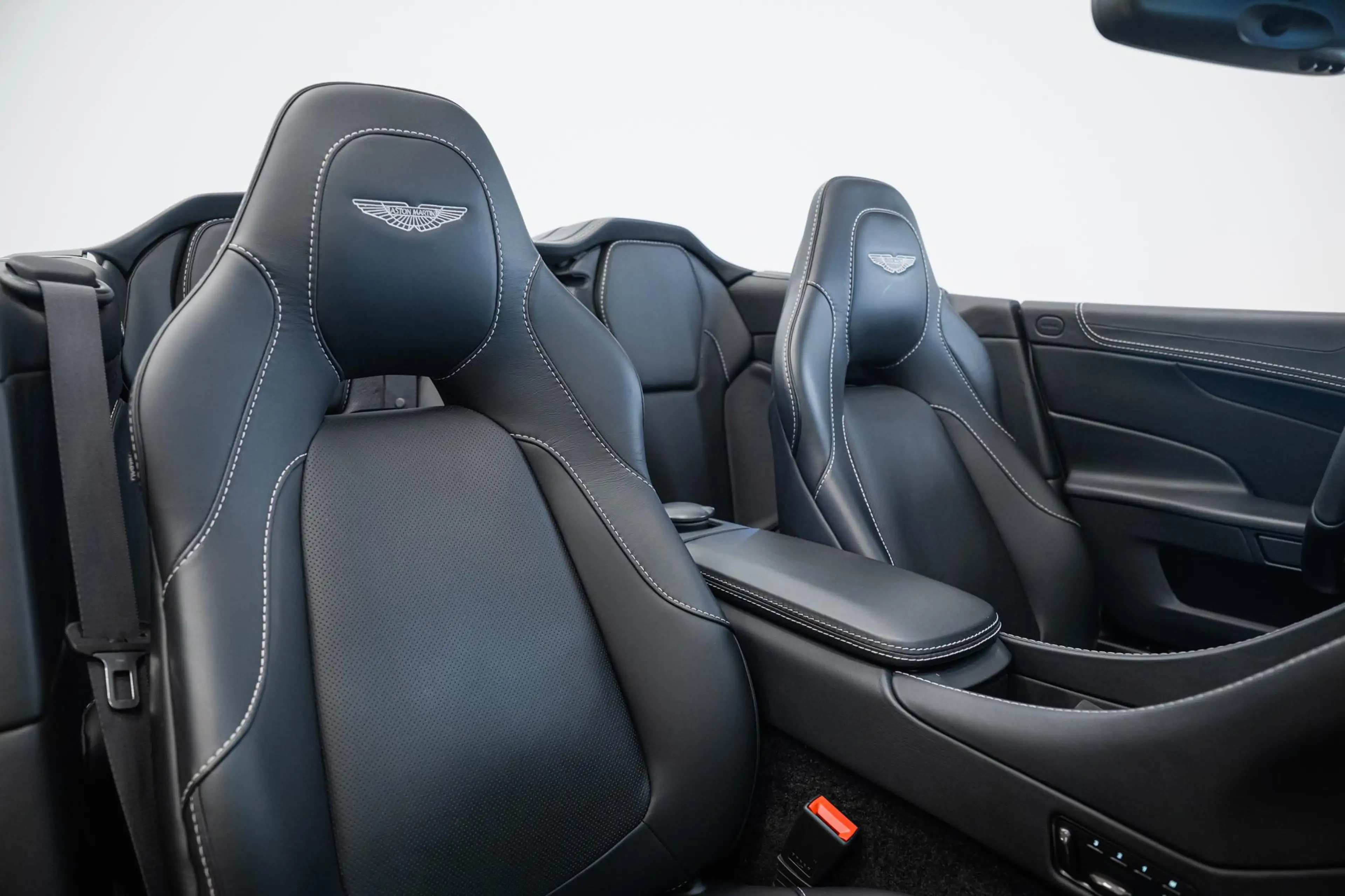 Aston Martin Vanquish Volante | 6.0 V12 Touchtronic 2+2 | B&O Audio | In — photo 7