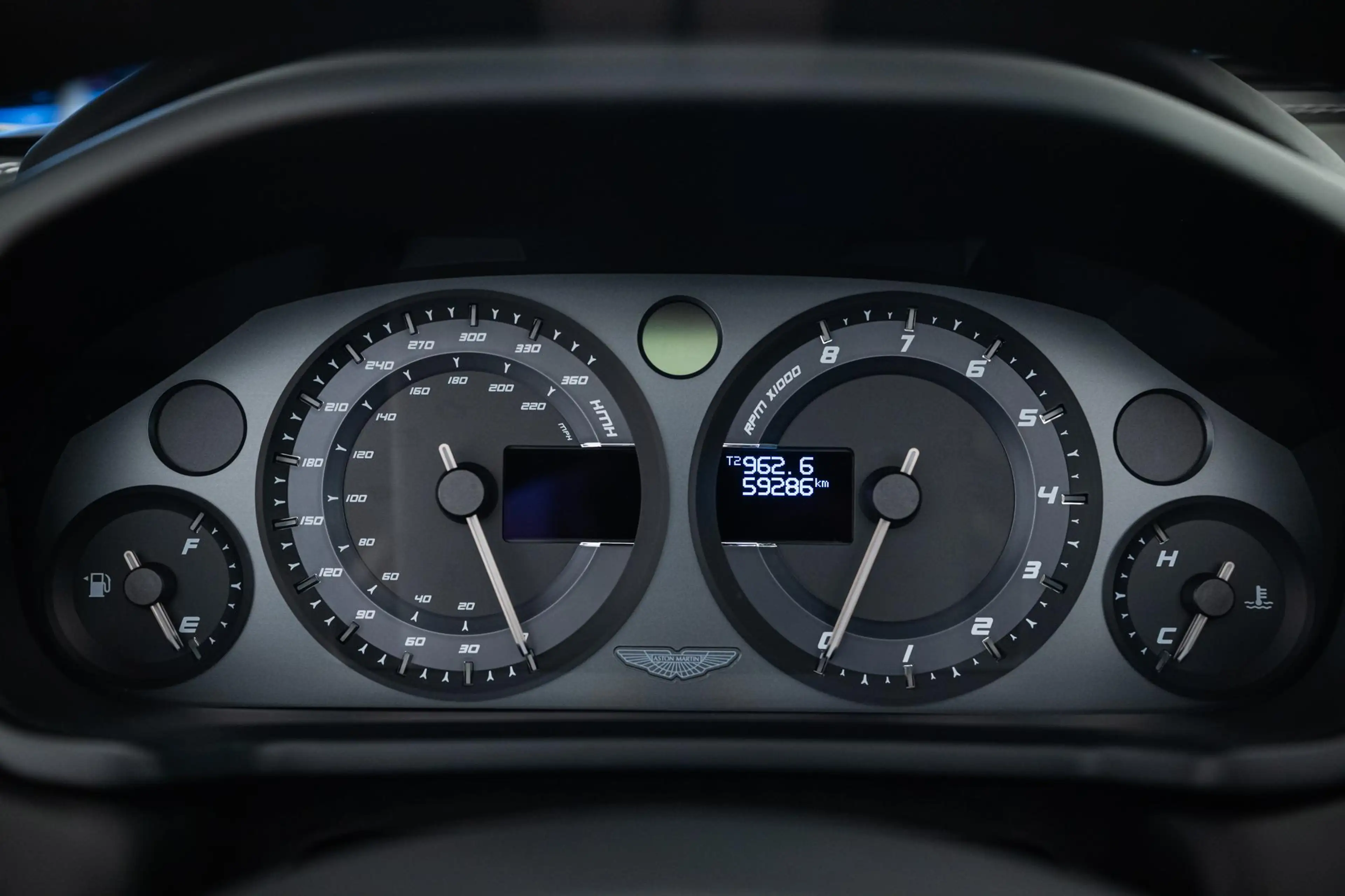 Aston Martin Vanquish Volante | 6.0 V12 Touchtronic 2+2 | B&O Audio | In — photo 8