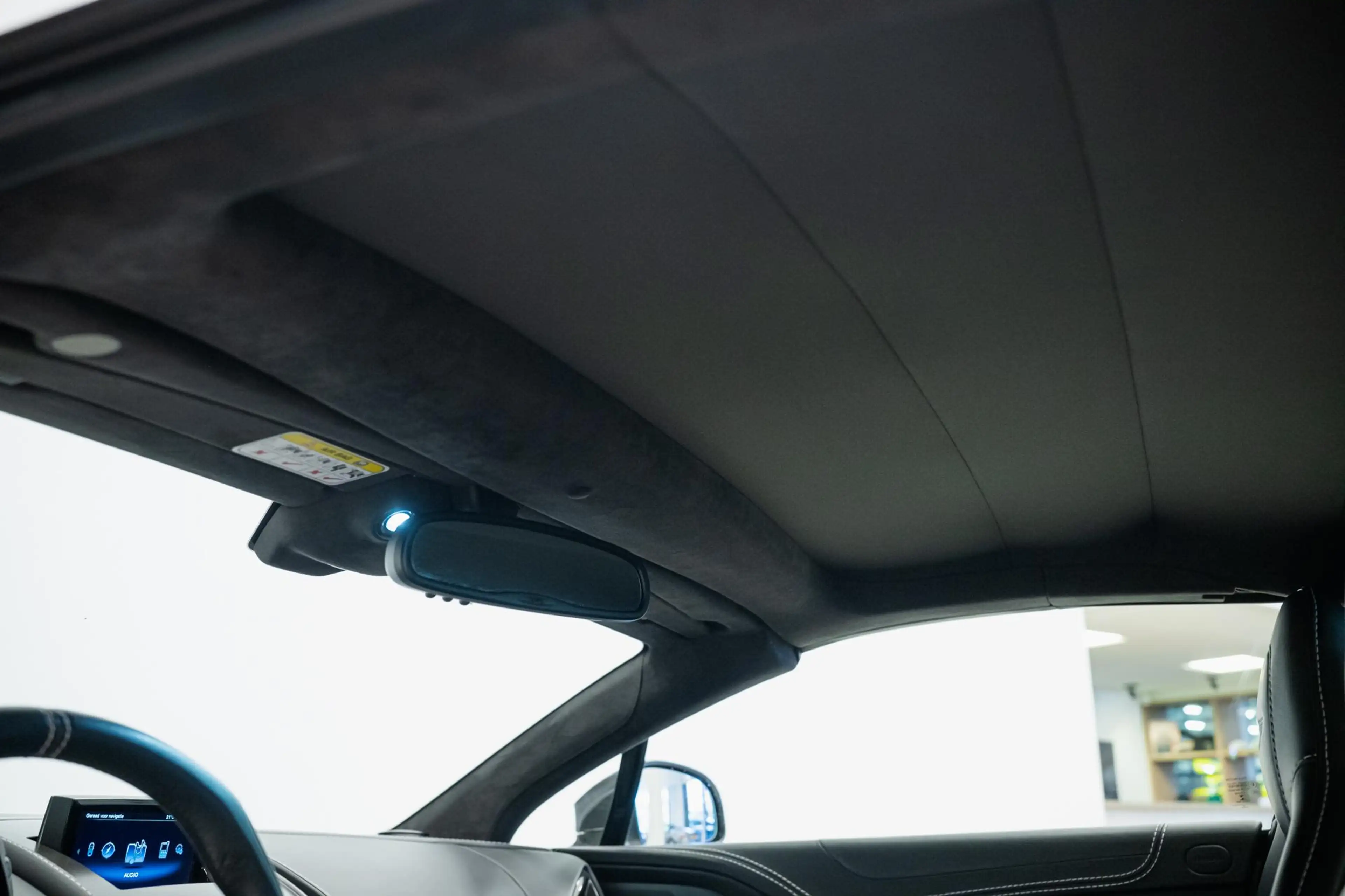 Aston Martin Vanquish Volante | 6.0 V12 Touchtronic 2+2 | B&O Audio | In — photo 12