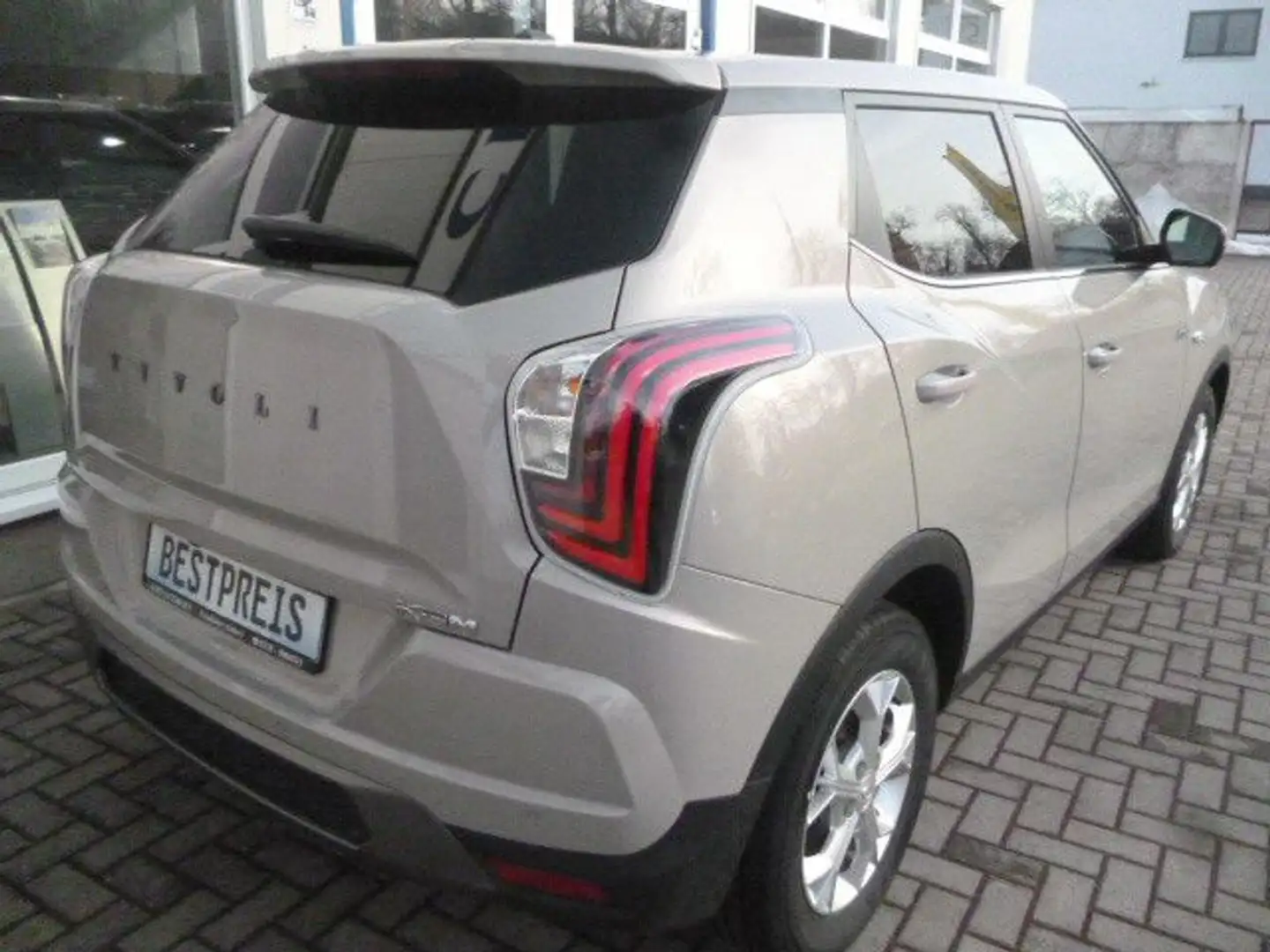 KGM Tivoli 1,5 AUTOMATIC Essential Plus METALLIC/AC Beige - 2