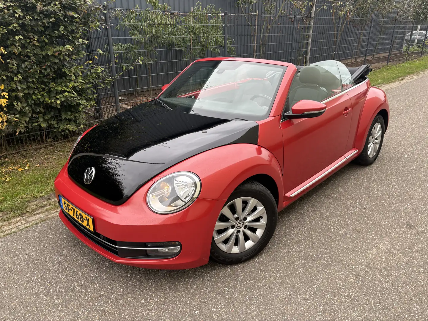 Volkswagen Beetle Cabriolet 1.6 TDI Design / NAVI / AIRCO Rood - 2
