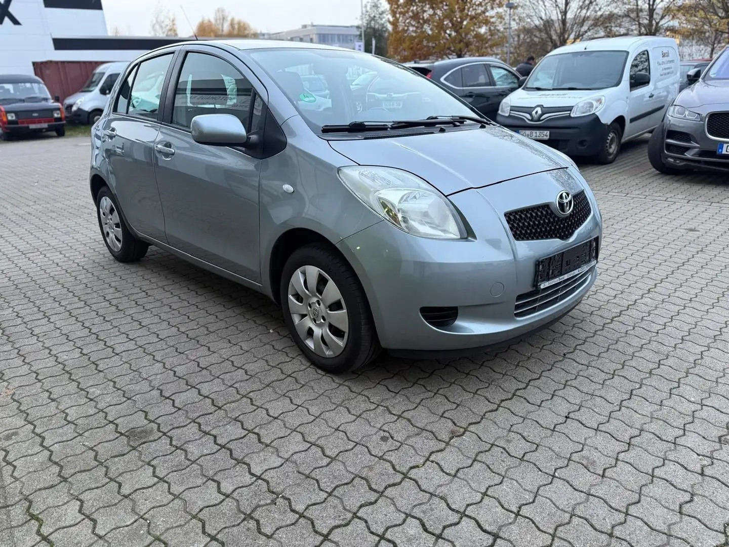 Toyota Yaris Basis Silber - 2