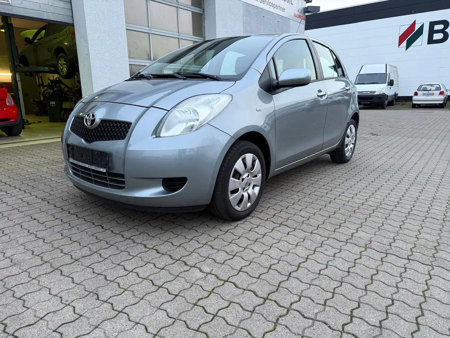 Toyota Yaris Basis Silber - 1