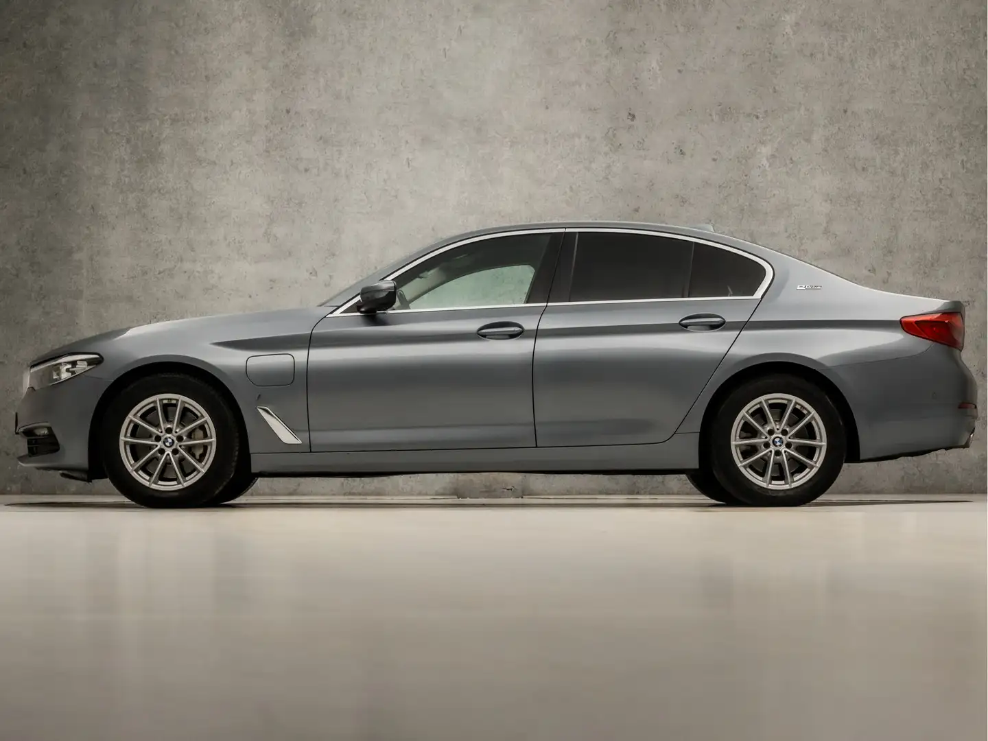 BMW 530 5-serie 530e iPerformance Sport 252Pk Automaat (GR Gris - 2