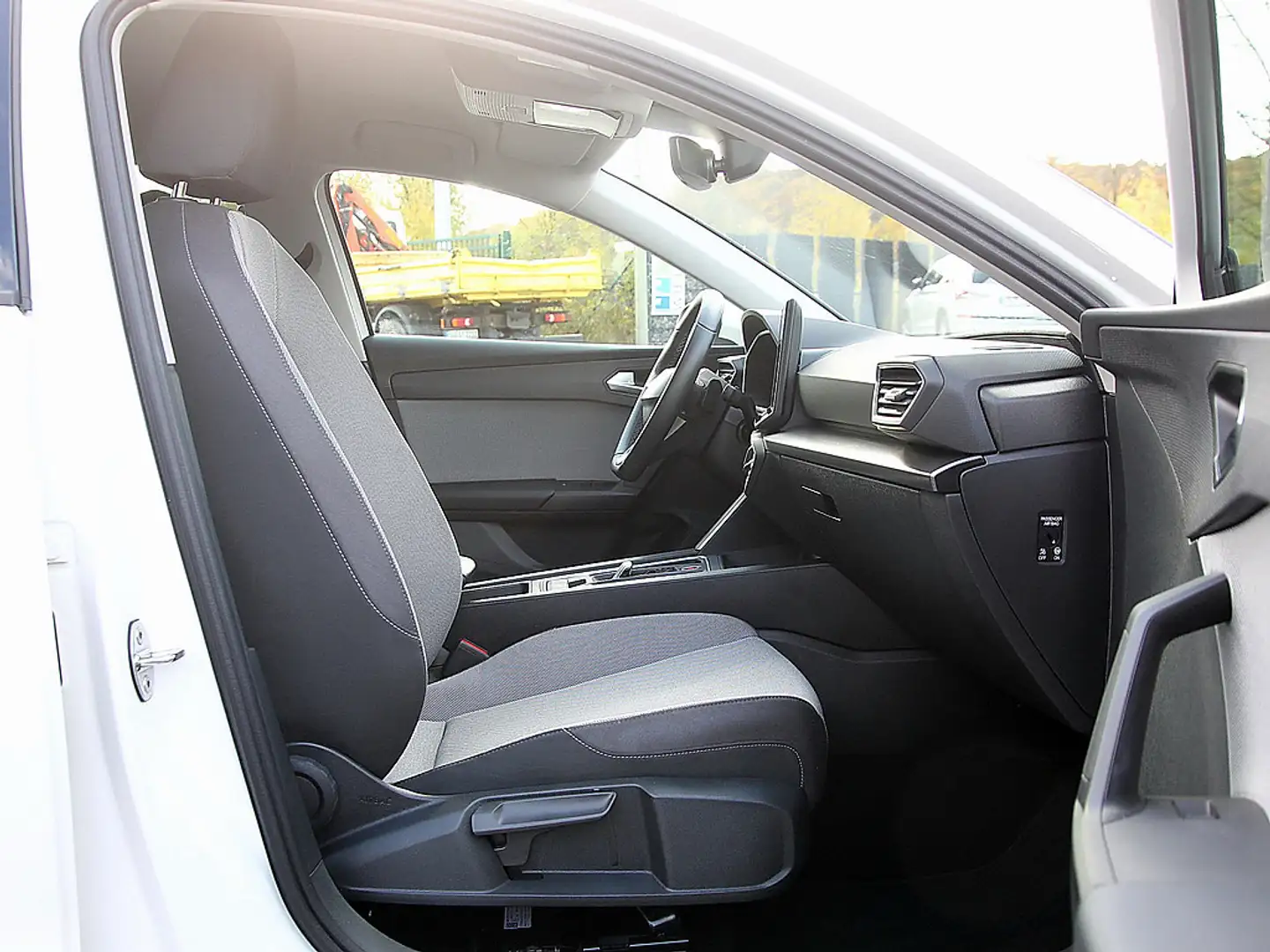 SEAT Leon Sp 1.5 eTSI Style Edition DSG KAM LED AH Weiß - 2