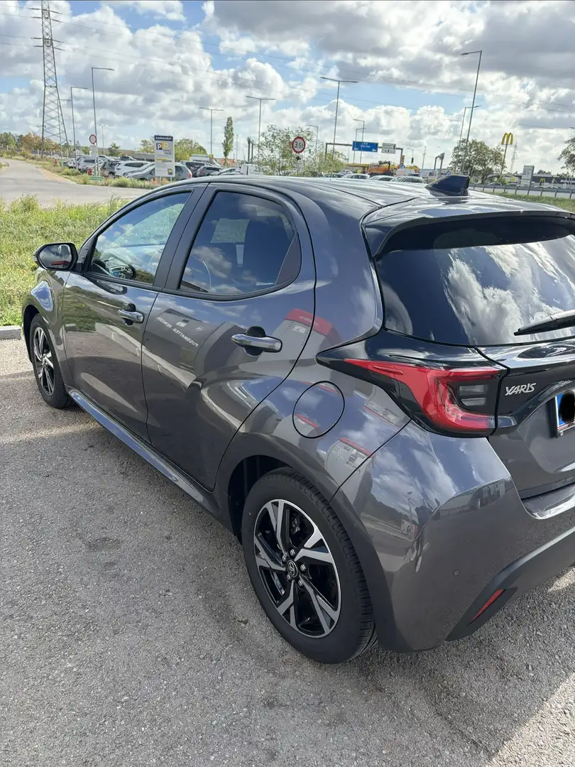 Toyota Yaris Yaris 1,5 VVT-i Hybrid Active Drive Grau - 2