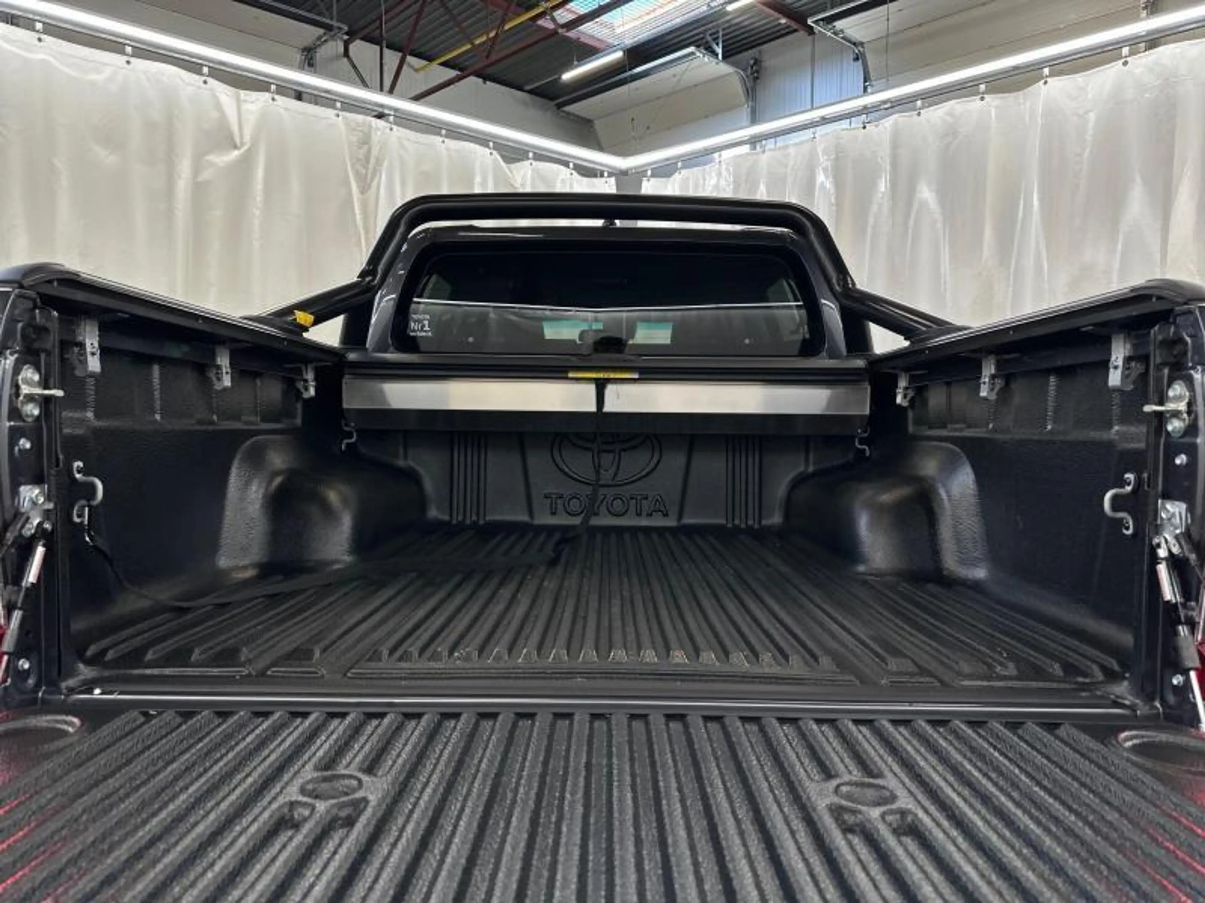 Toyota Hilux Invincible | tow bar | roll bar | roll cover — photo 9