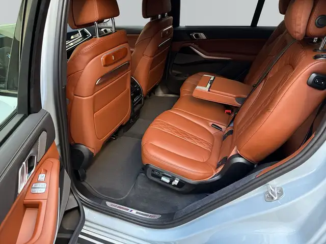 BMW X7 view 10
