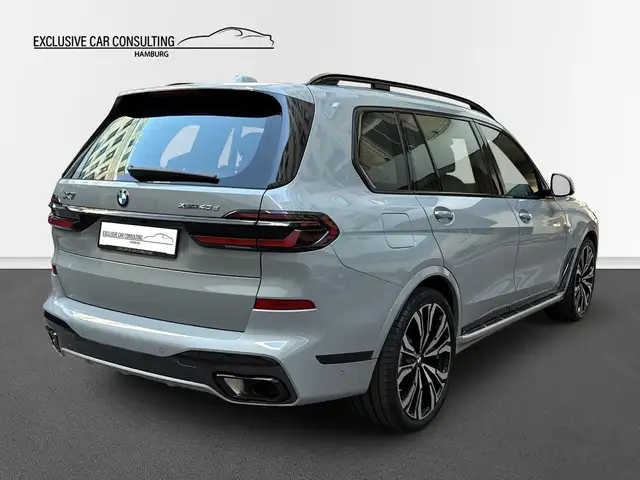 BMW X7 view 6