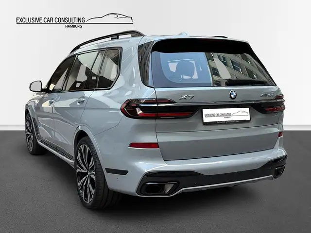 BMW X7 view 4