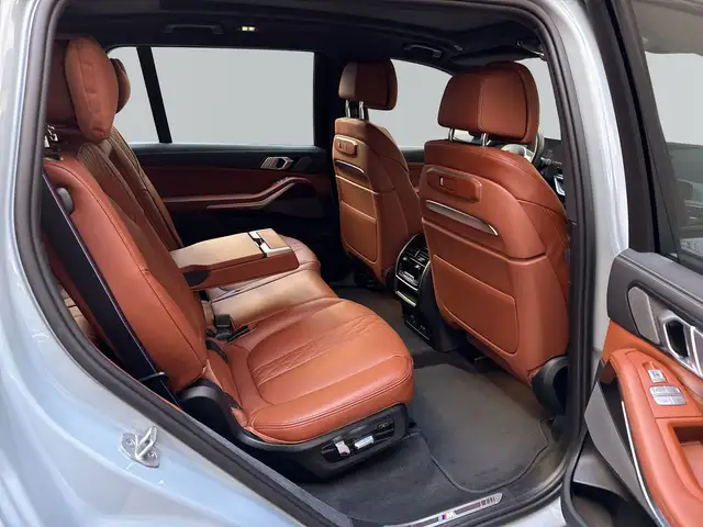 BMW X7 view 11