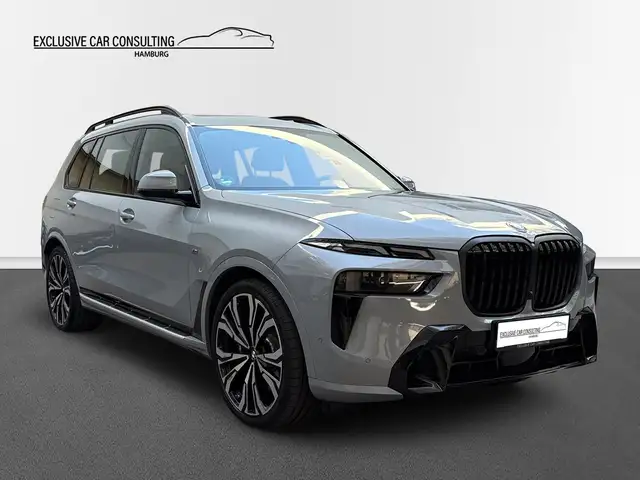 BMW X7 view 3