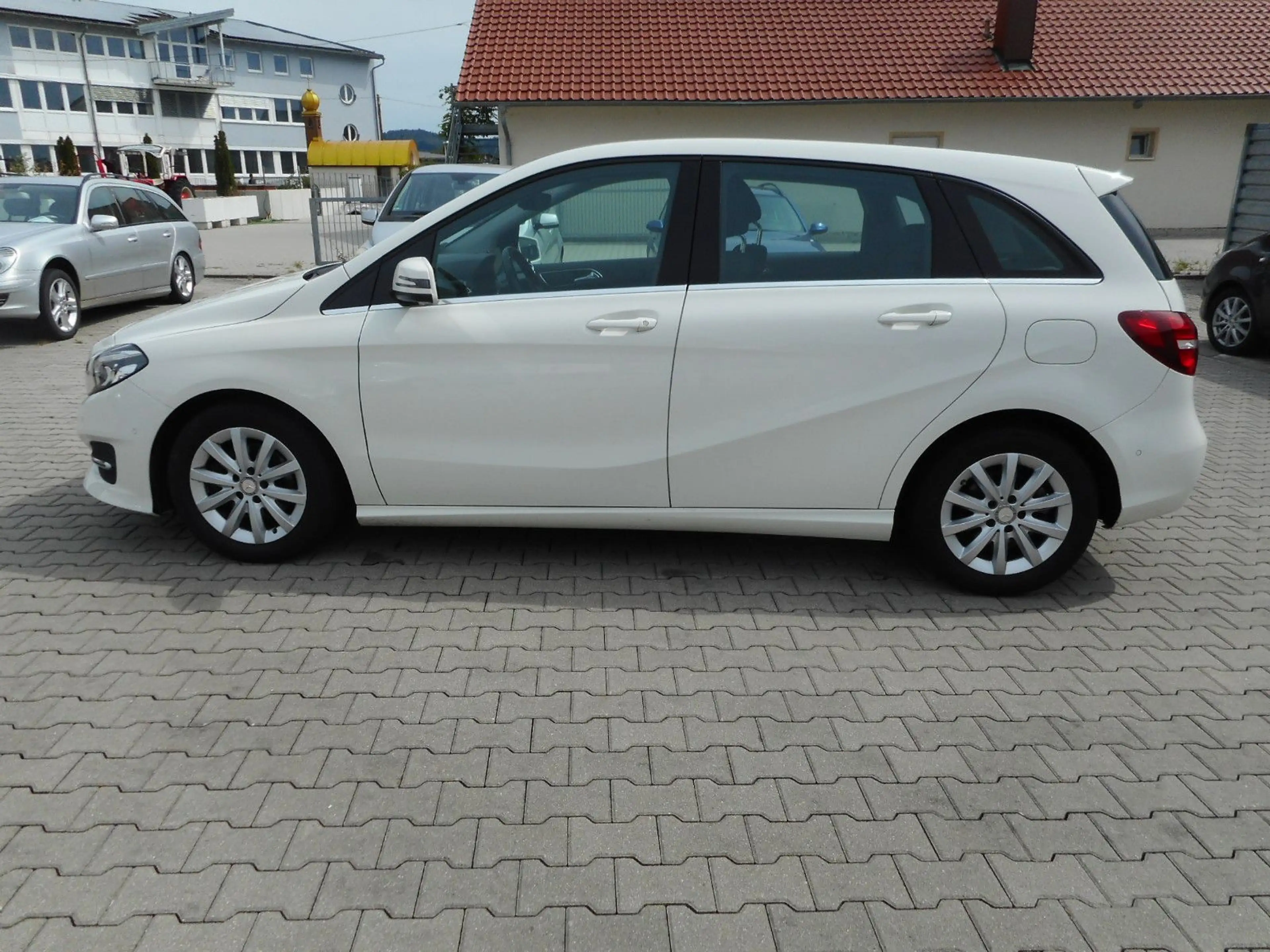 Mercedes-Benz B 180 LED PDC Navi MB-werkstattgepflegt HU 03/28 — photo 4