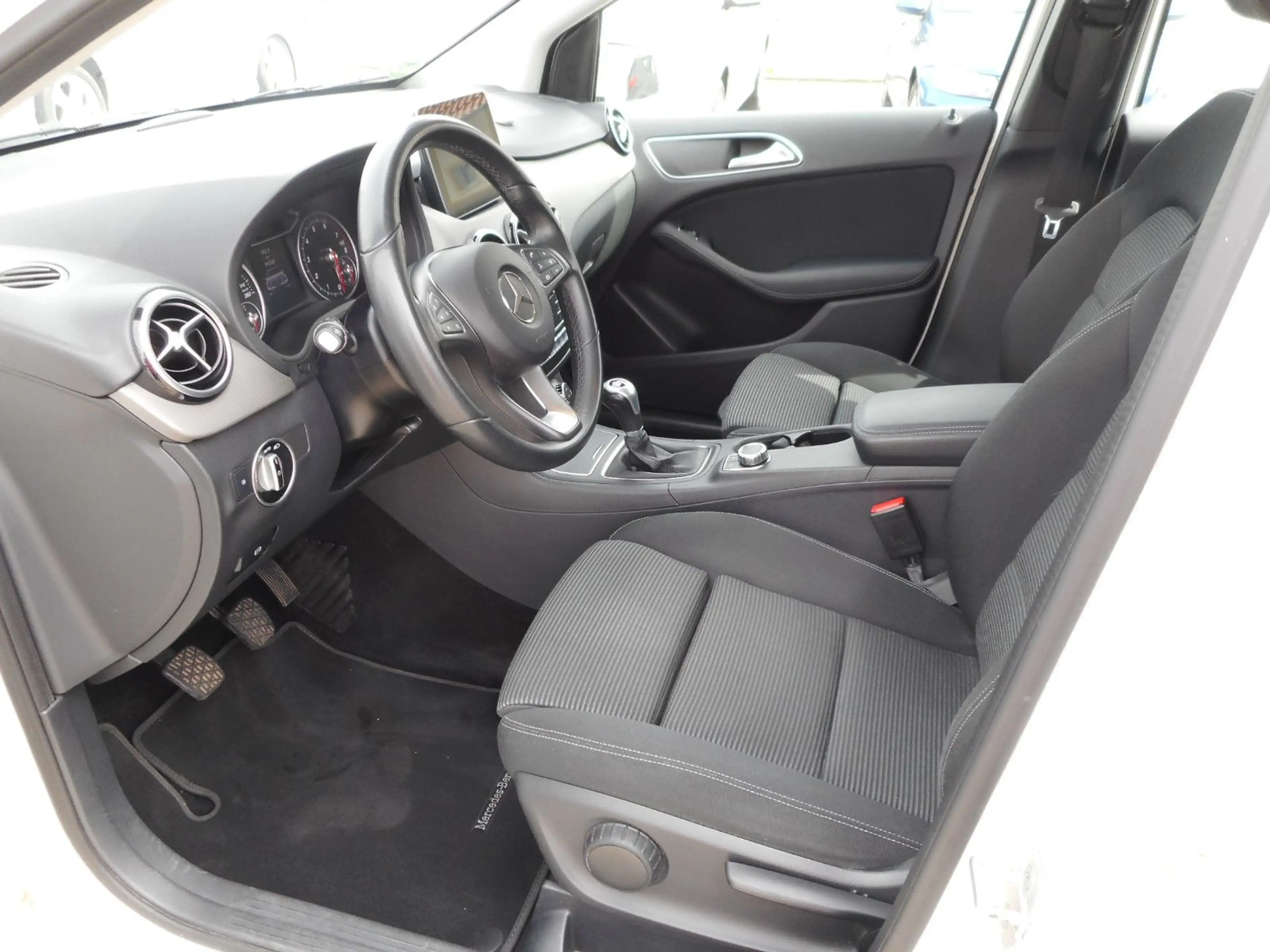 Mercedes-Benz B 180 LED PDC Navi MB-werkstattgepflegt HU 03/28 — photo 9