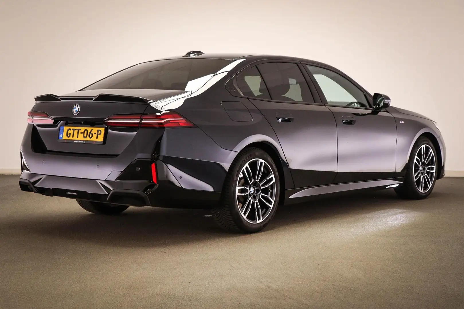 BMW 520 5-serie 520i M-Sport | COMFORT / INNOVATION / TRAV Zwart - 2