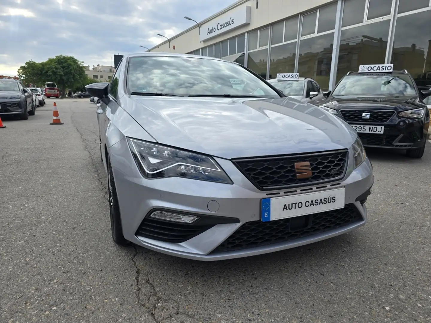 SEAT Leon 2.0 TSI S&S Cupra Carbon DSG7 290 Plateado - 1