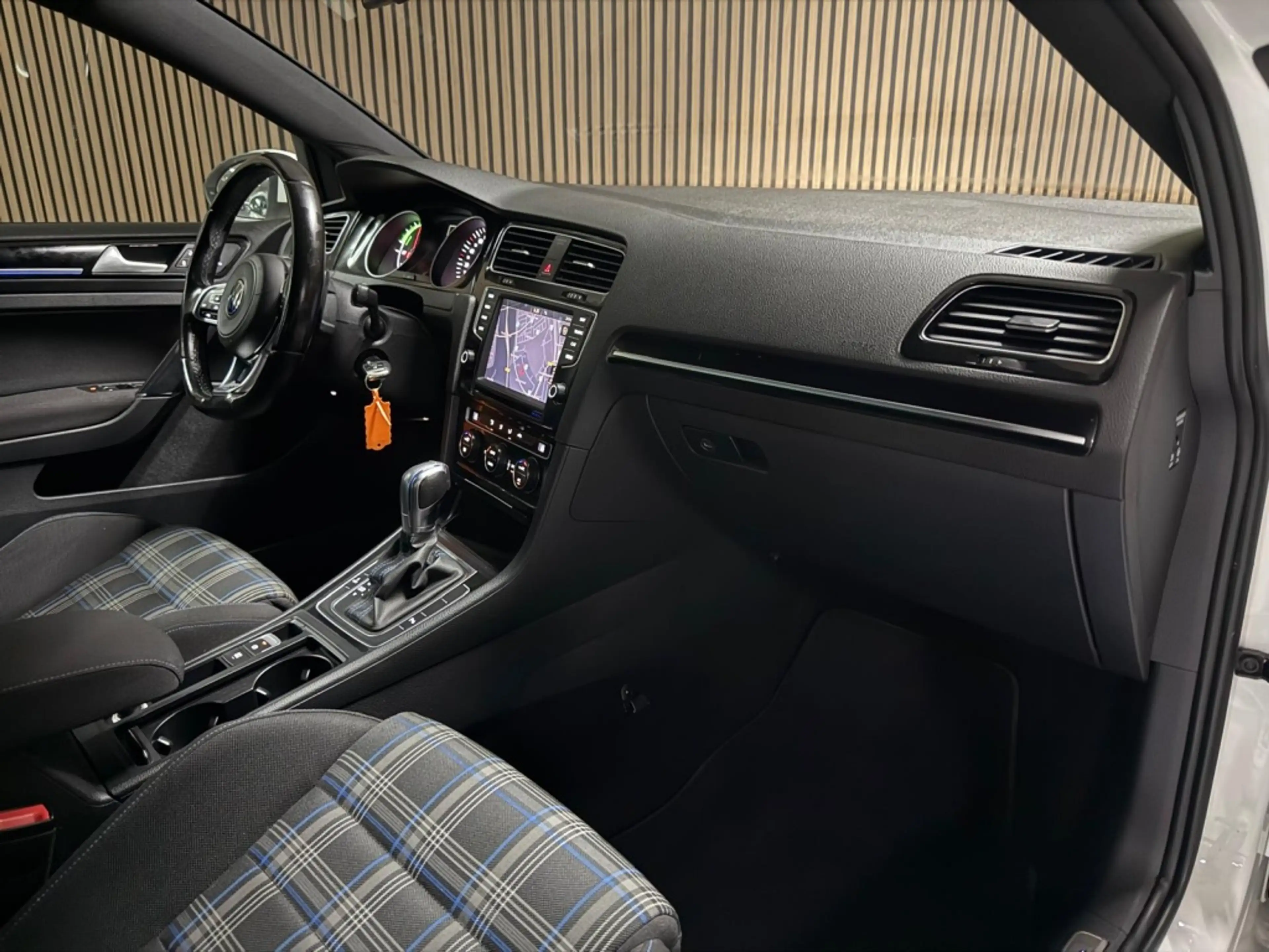 Volkswagen Golf GTE 1.4 TSI — photo 10