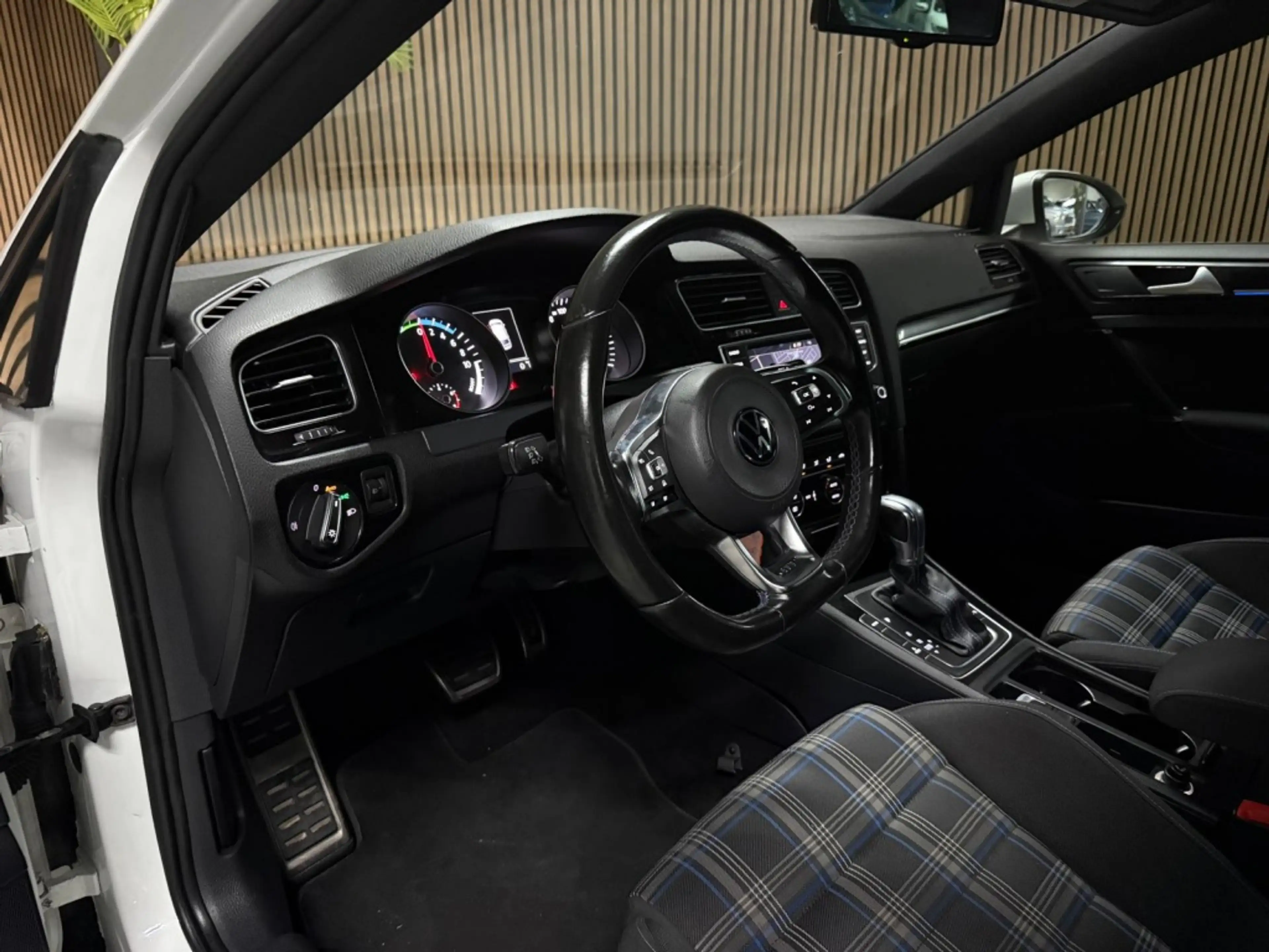 Volkswagen Golf GTE 1.4 TSI — photo 11