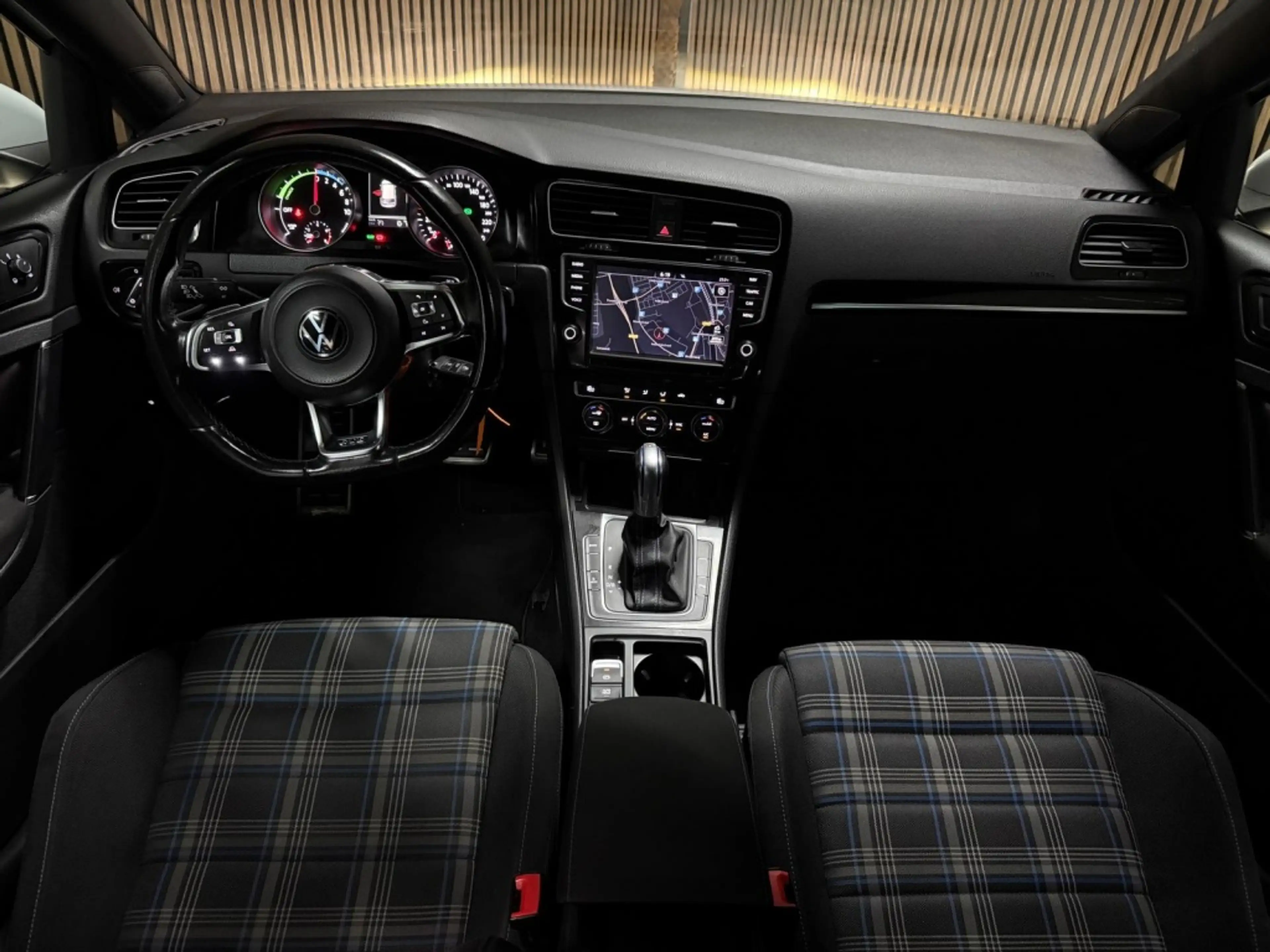 Volkswagen Golf GTE 1.4 TSI — photo 9