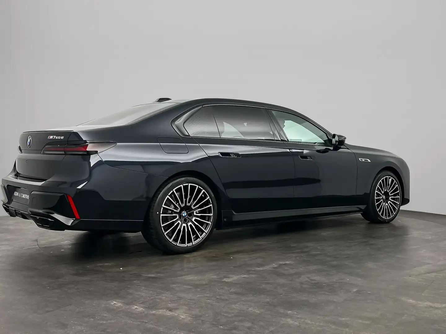 BMW 760 7-serie M760e xDrive M-Sport | Rear Seat Entertain Schwarz - 2