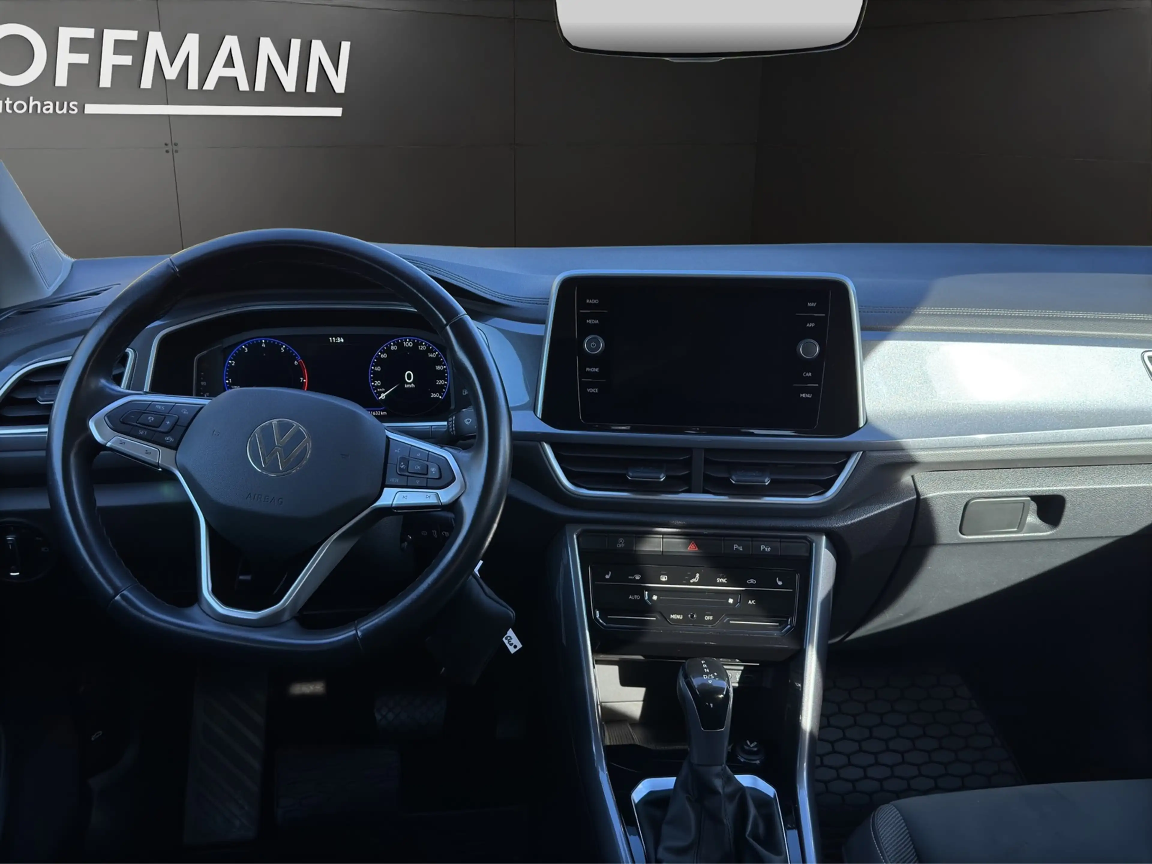 Volkswagen T-Roc 1.5 TSI DSG Style AHK+Navi+ACC — photo 8