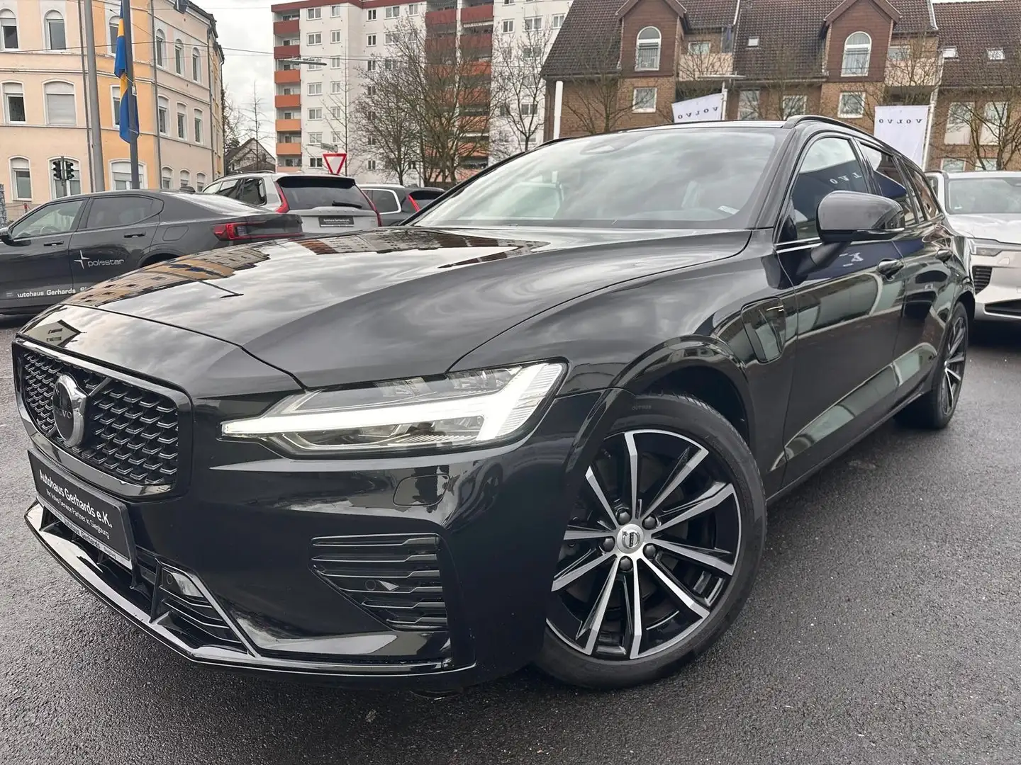 Volvo V60 T8 AWD L Rang Ultimate AHK, BLIS, ACC, Kam Schwarz - 1