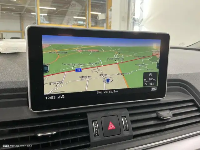 Audi Q5 view 9