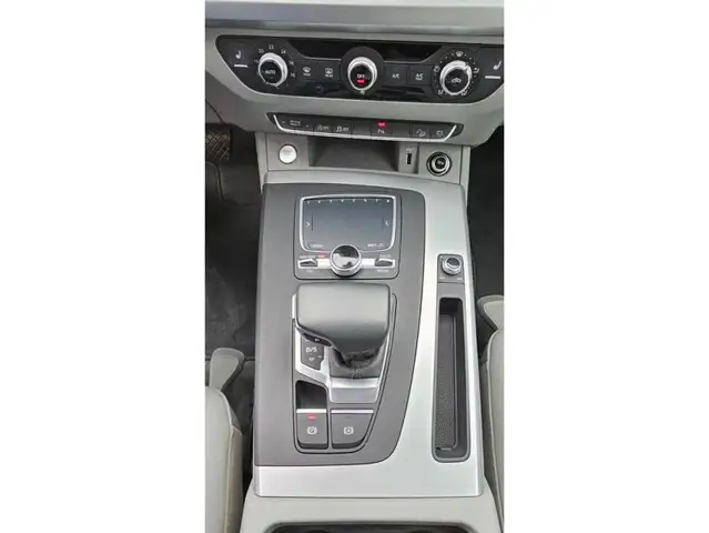 Audi Q5 view 8