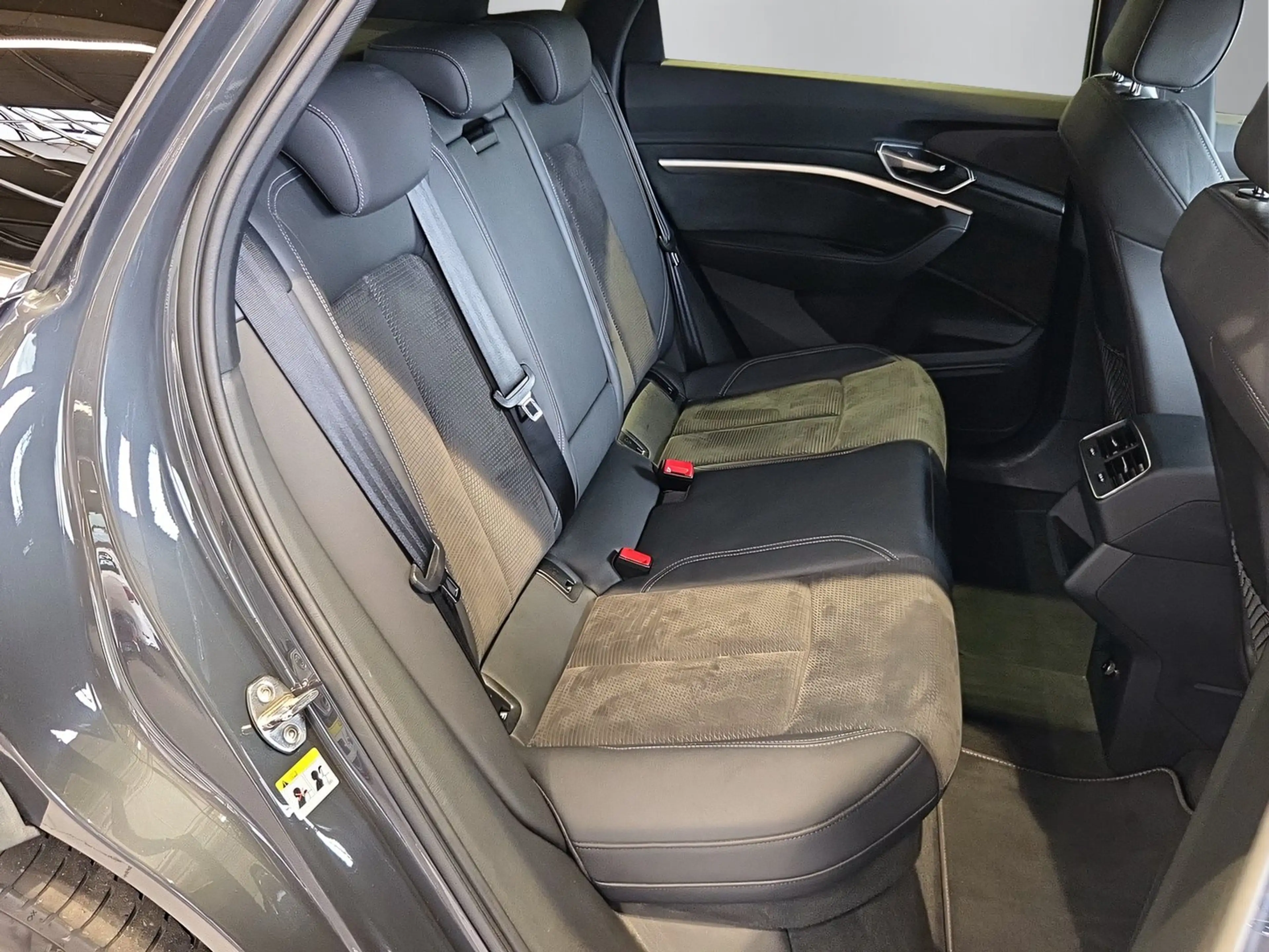 Audi e-tron 55 300 kW Business — photo 12