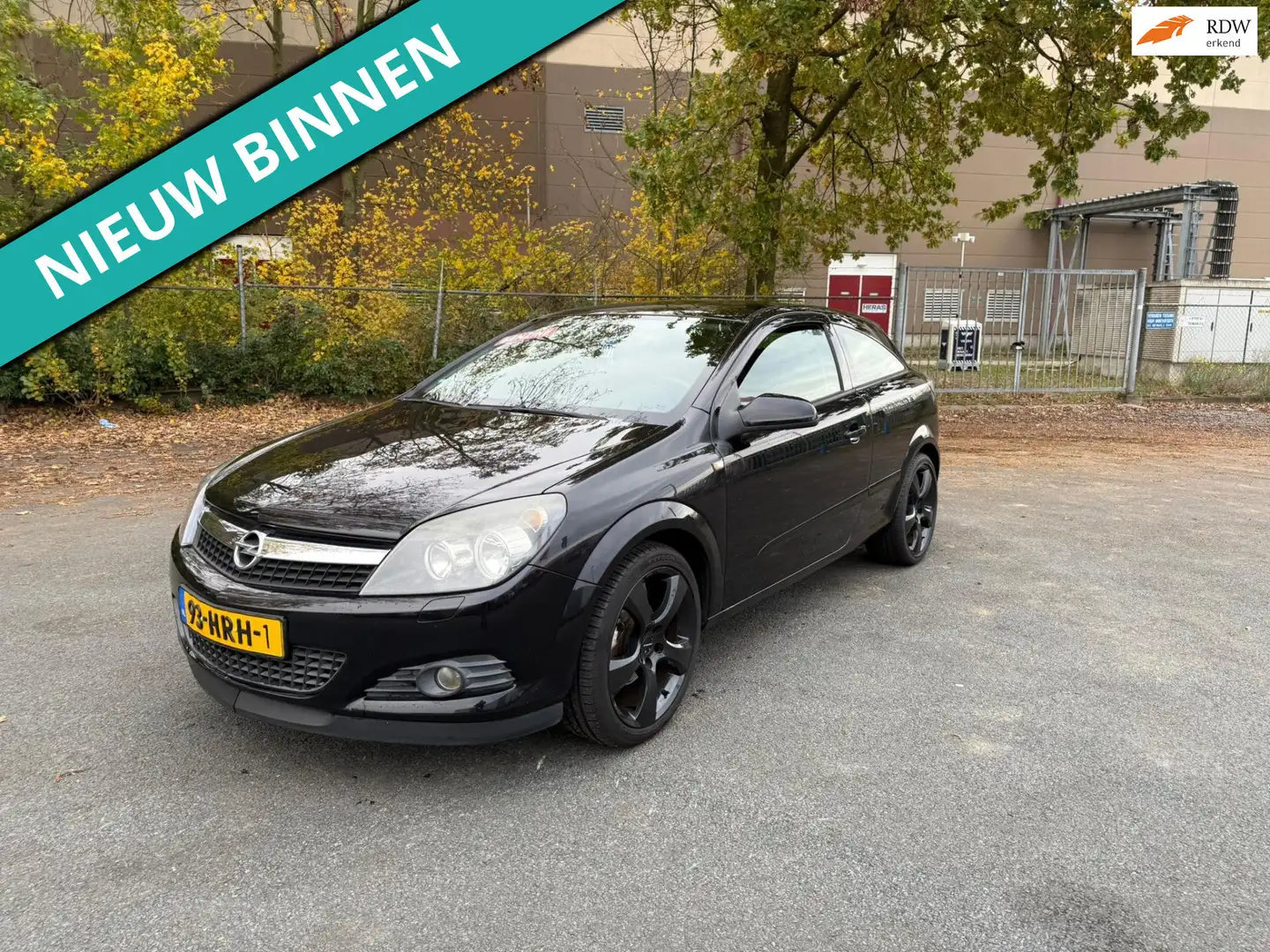 Opel Astra GTC 1.8 Business Edition NETTE AUTO RIJDT EN SCHAK Zwart - 1