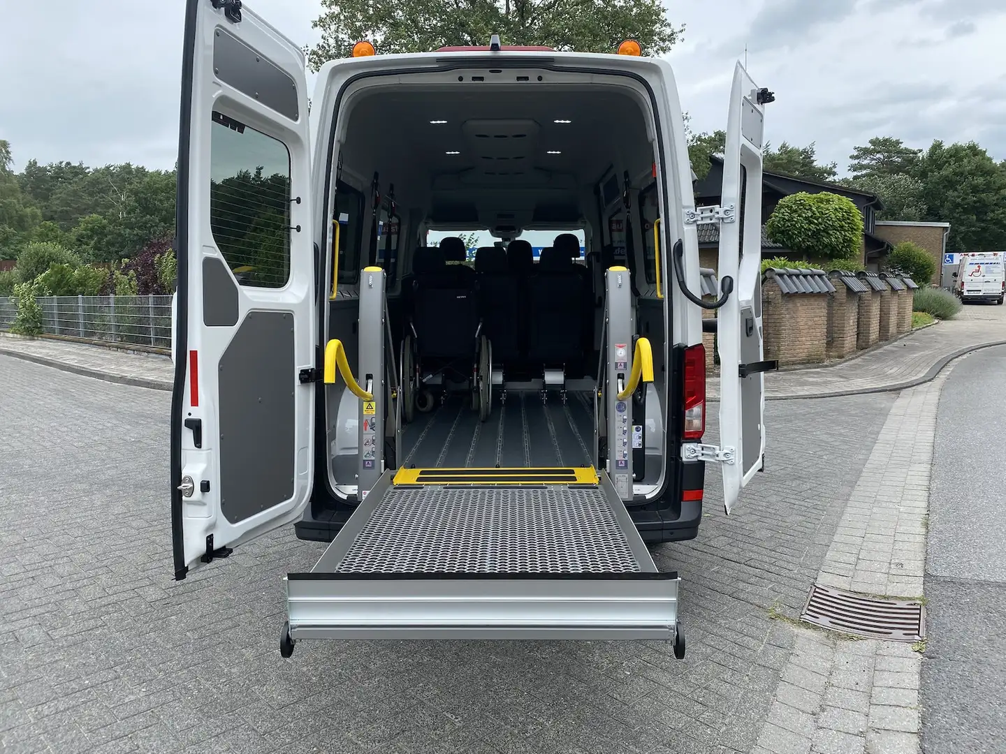 Volkswagen Crafter / TGE MR Hoch, Automatik, Rollstuhlumbau, Systembo Weiß - 2