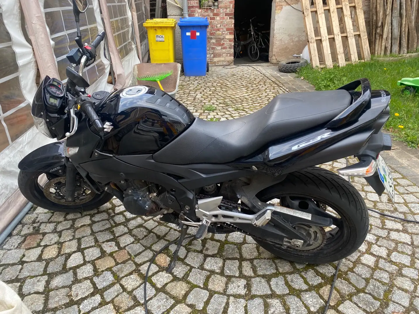 Suzuki GSR 600 Schwarz - 1