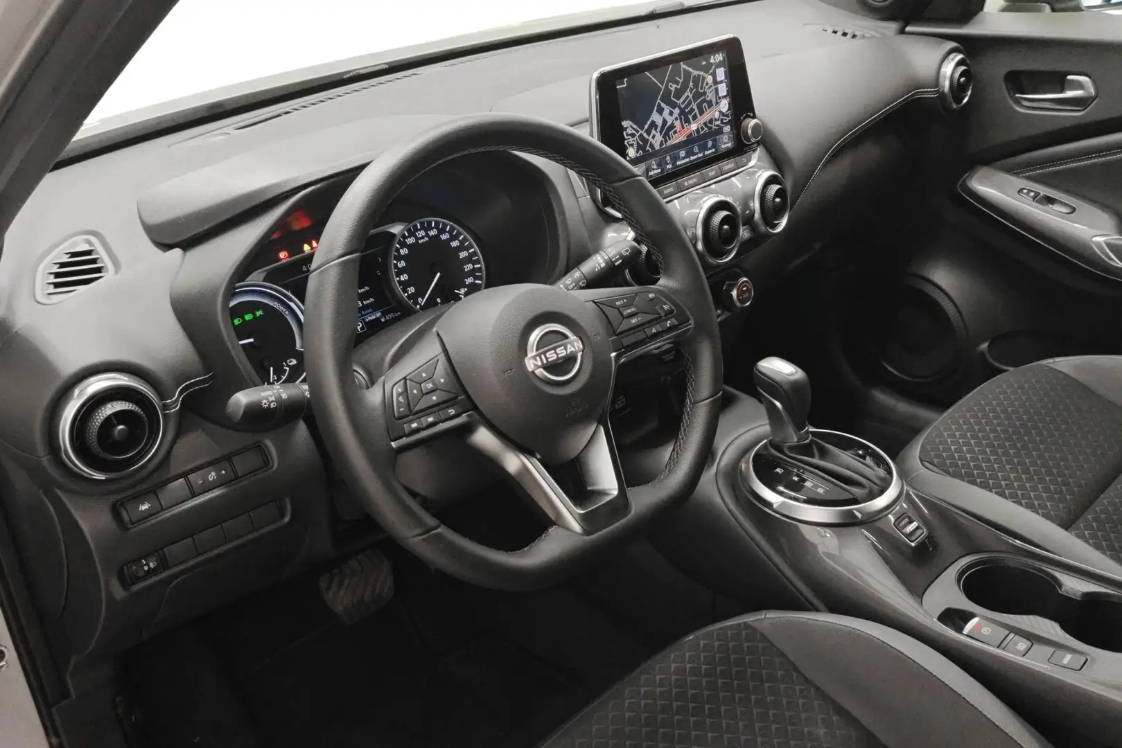 Nissan Juke 1.6 Hybrid 145 N-Design - incl 2 jaar KARE Zilver - 2