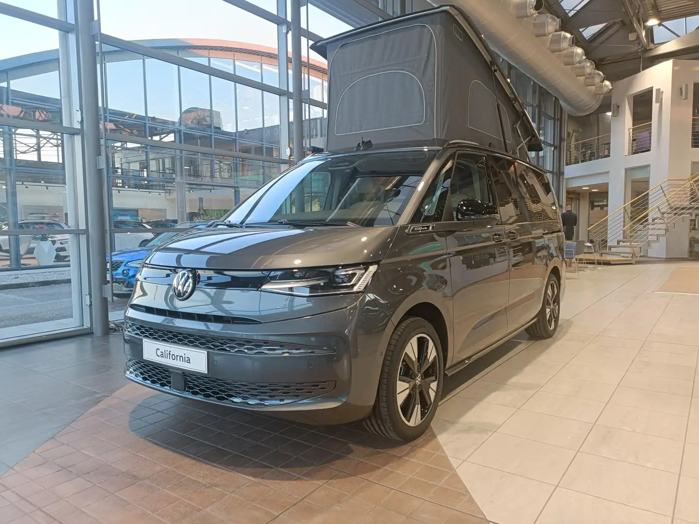 Volkswagen T7 California Beach2.0 tdi 5 posti Autocarro detraibile al 100% Gris - 1