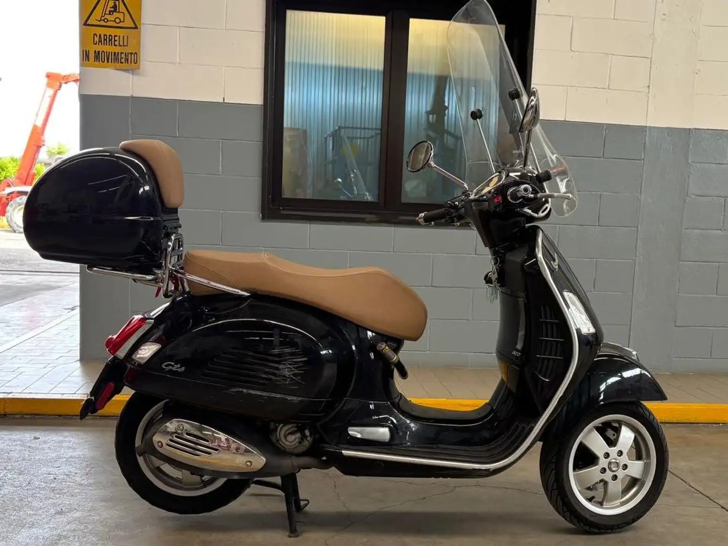 Vespa GTS 300 ABS Fekete - 2