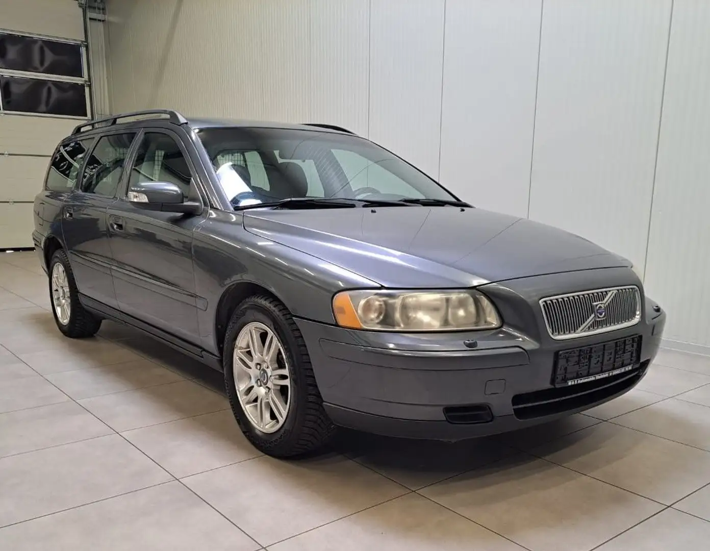Volvo V70 Kombi Bi-Fuel Kinetic /SHZ /KLIMA/Gasanlage/ Grau - 2