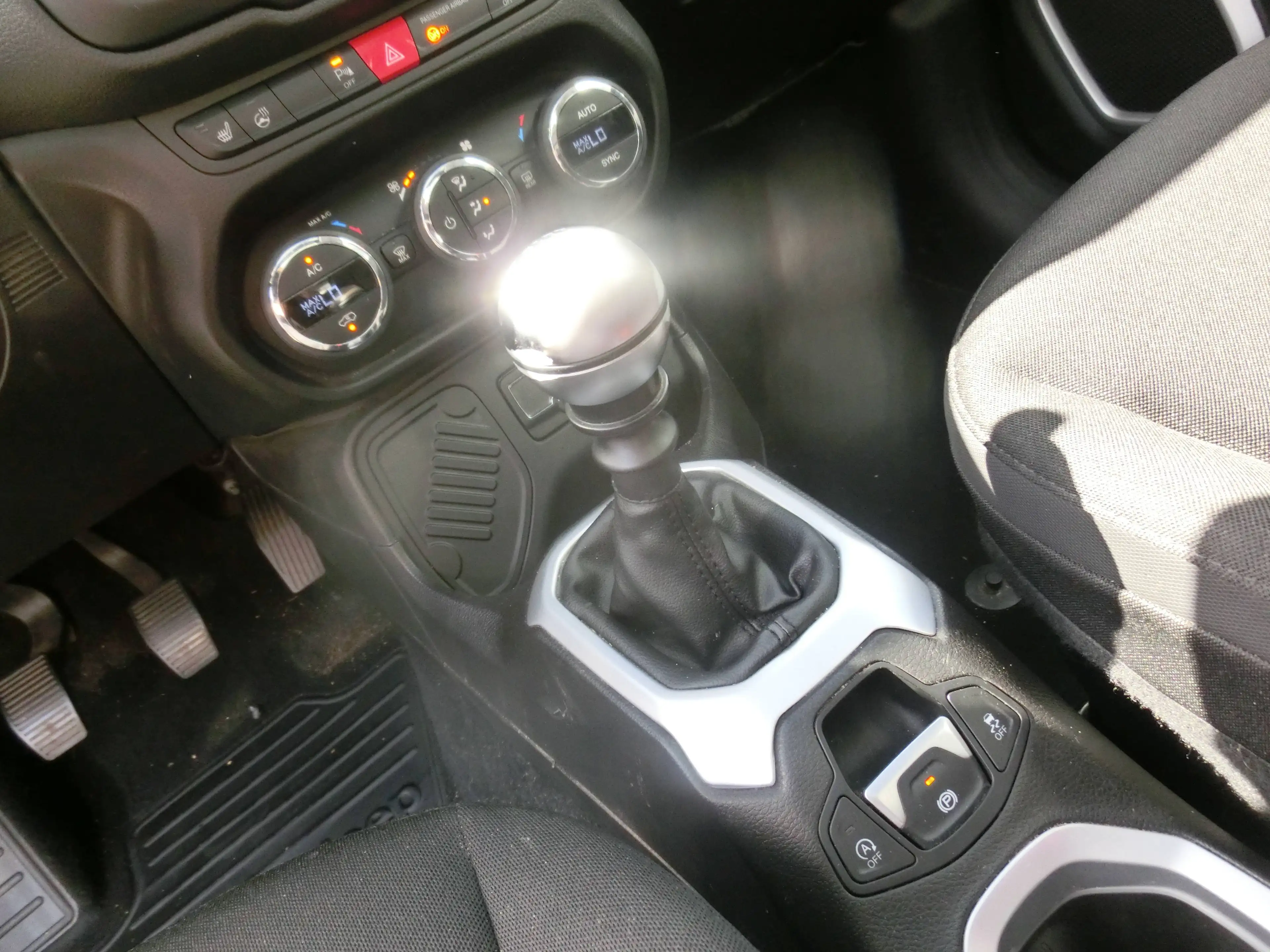 Jeep Renegade 1.4l Limited / Klimaanlage, Telefon , Panoramaglasdach defekt — photo 6