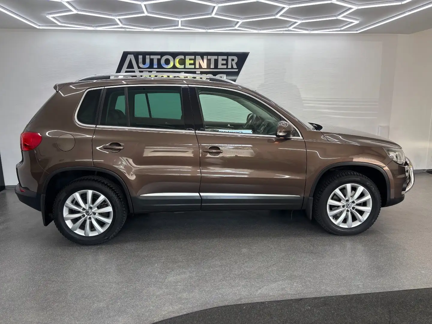 Volkswagen Tiguan 2.0 TDI 4Motion*1.Hand*Xenon*Navi*AHK Braun - 2