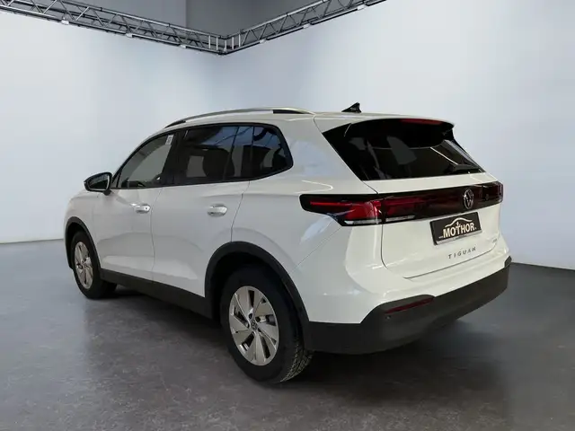 Volkswagen Tiguan view 4