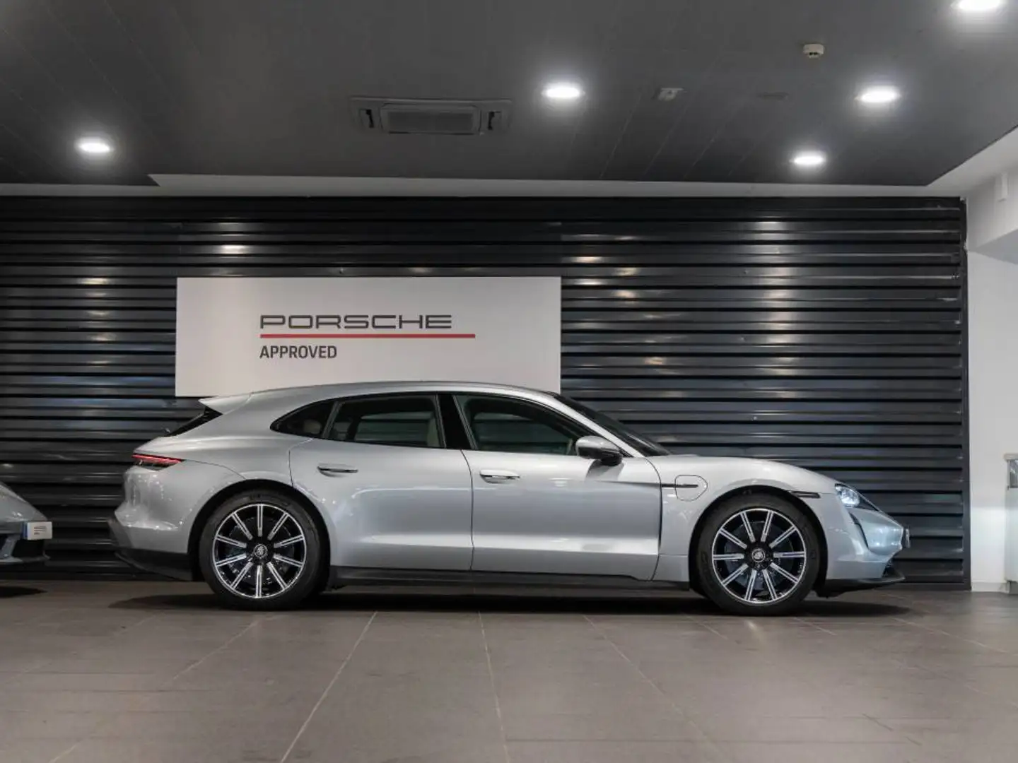Porsche Taycan Sport Turismo Argent - 2