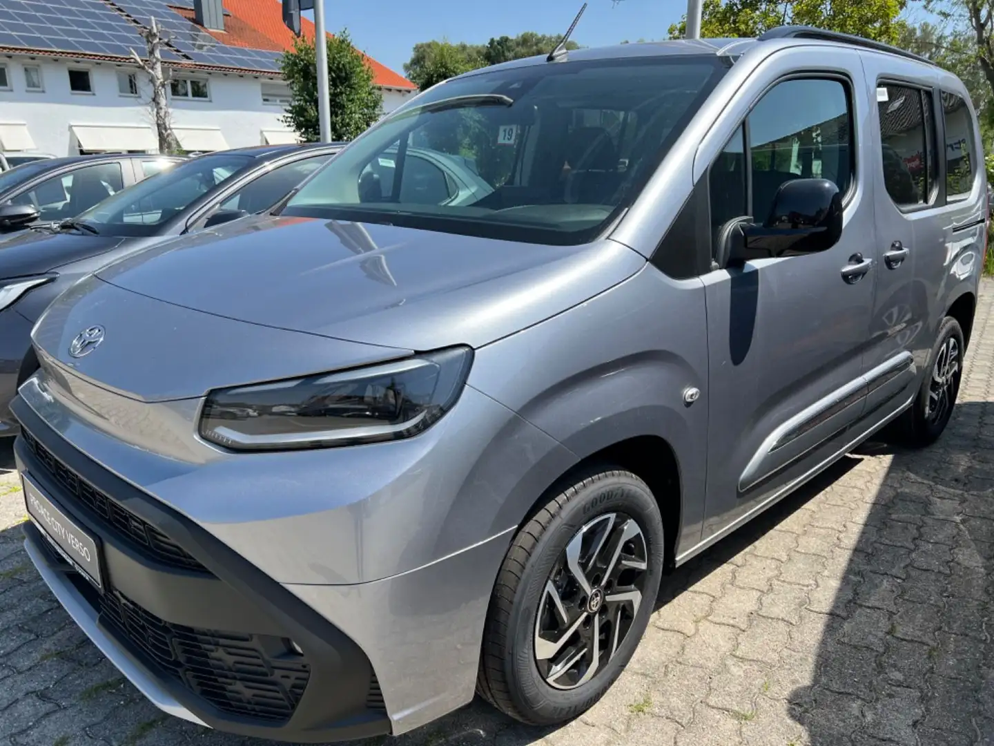 Toyota Proace VERSO 1,2-l-Turbo 110PS L1 TeamD Argent - 1
