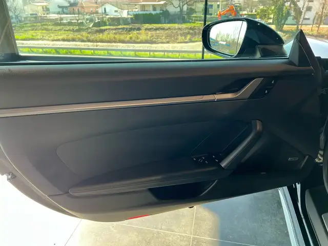 Porsche 911 view 11