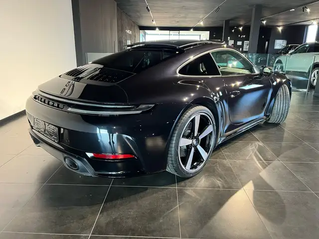 Porsche 911 view 5