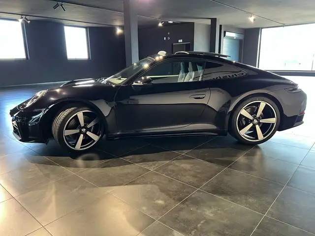 Porsche 911 view 7
